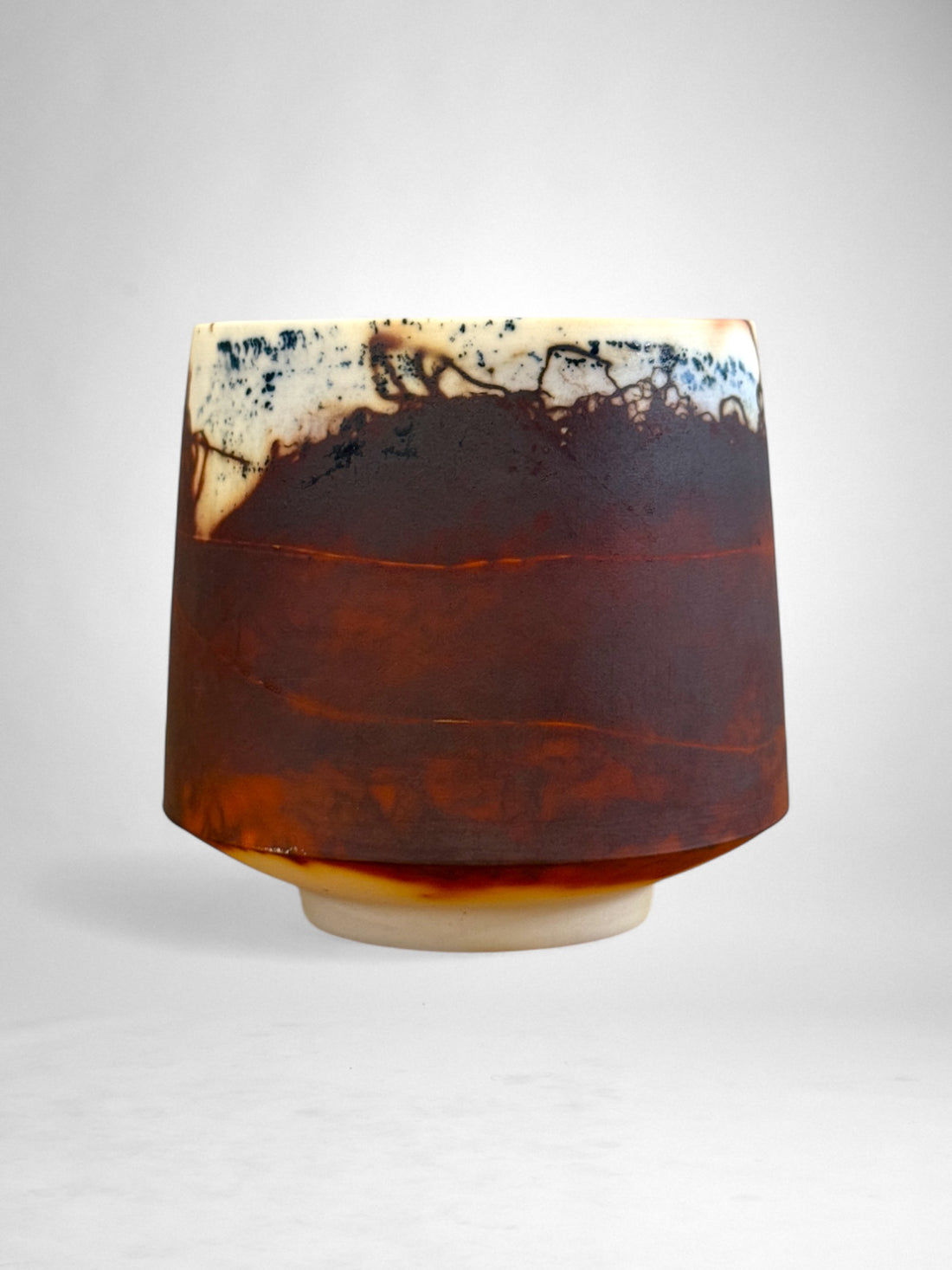 Saggar-Fired Porcelain Cup – Indigo Horizon (1)