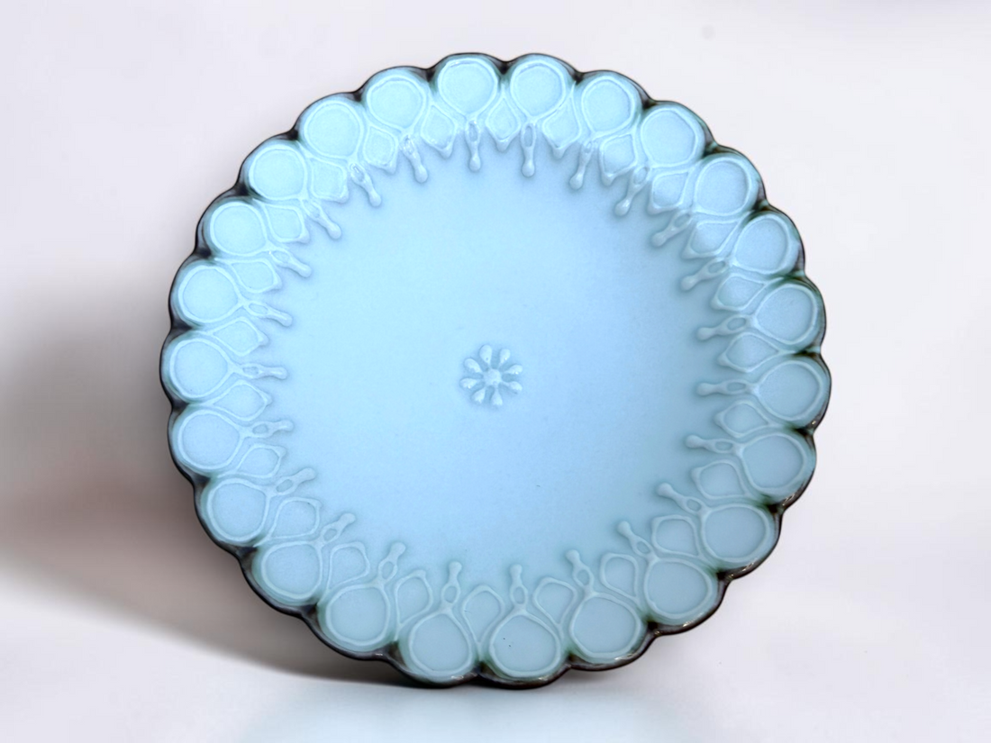 Cacao Pottery round lace-drip plate