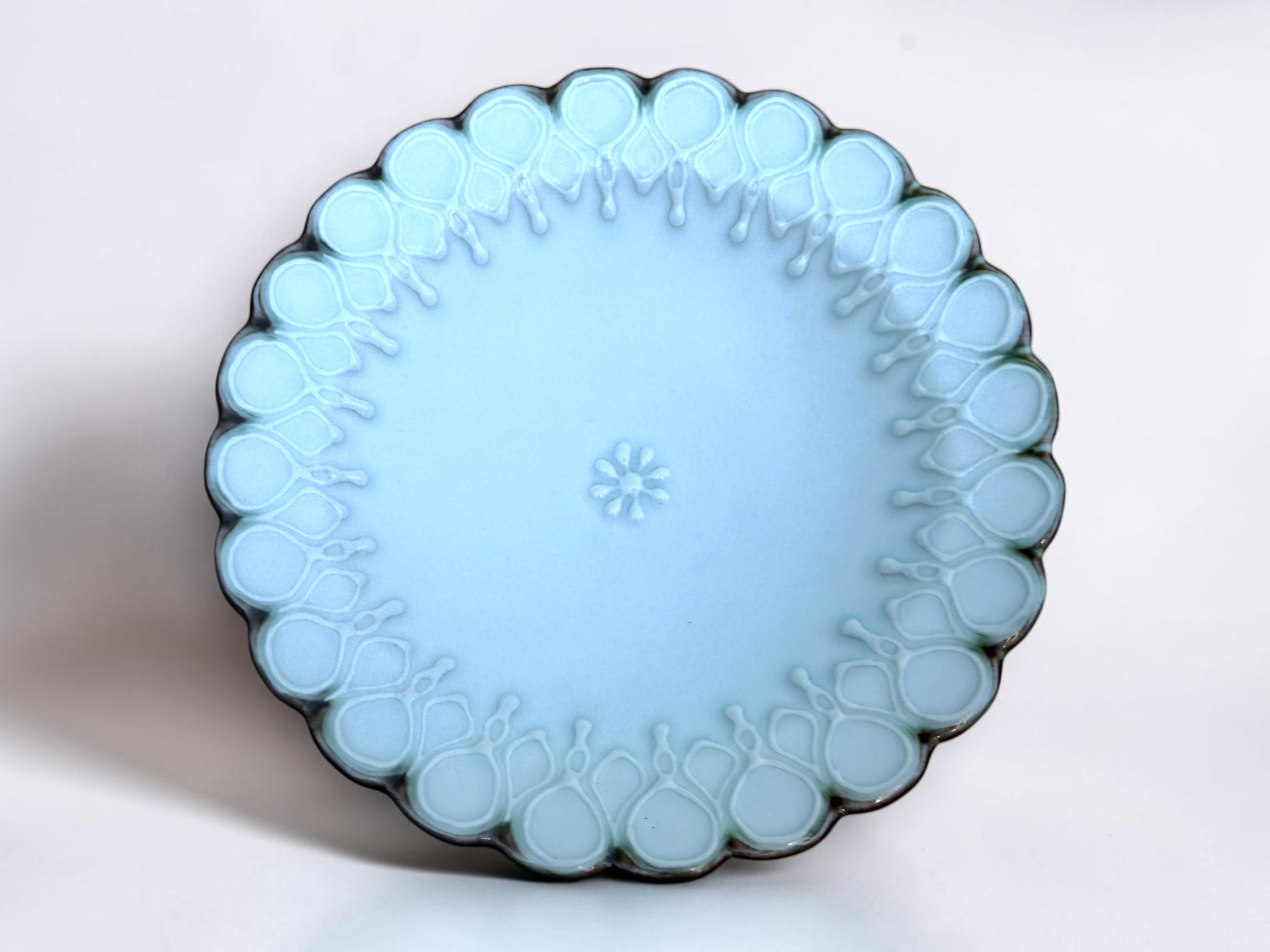Cacao Pottery round lace-drip plate